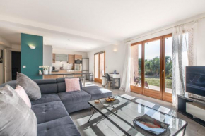 LB Vacation Rentals I Quiet Large 3-Bedroom Apartment with Terrace, Garden & Incredible Mountain View
